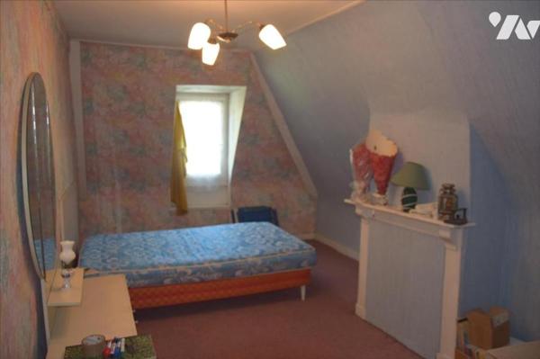 MAYENNE- Secteur Mairie, maison de ville avec atelier et jardin non attenant.

- Une maison d...