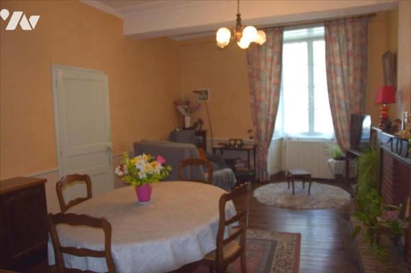 MAYENNE- Secteur Mairie, maison de ville avec atelier et jardin non attenant.

- Une maison d...