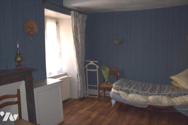 MAYENNE- Secteur Mairie, maison de ville avec atelier et jardin non attenant.

- Une maison d...