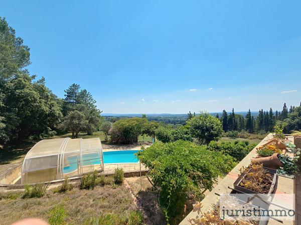 Châteauneuf-de-Gadagne (84470) Vue à couper le souffle ! Propriété en colline avec piscine, dépendances et double habitation possible