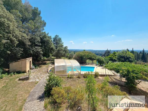 Châteauneuf-de-Gadagne (84470) Vue à couper le souffle ! Propriété en colline avec piscine, dépendances et double habitation possible