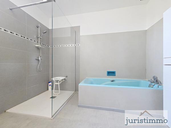 Châteauneuf-de-Gadagne (84470) Vue à couper le souffle ! Propriété en colline avec piscine, dépendances et double habitation possible