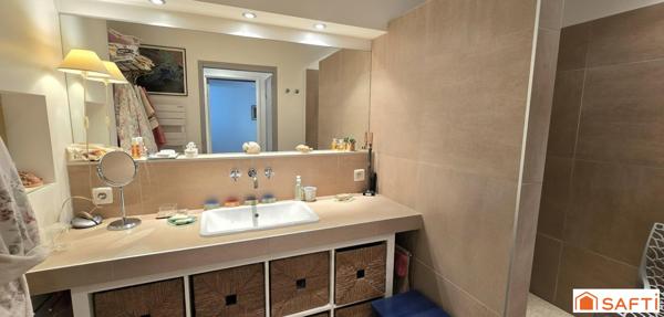 T4 de 115 m² avec loggia, au calme en intra-muros