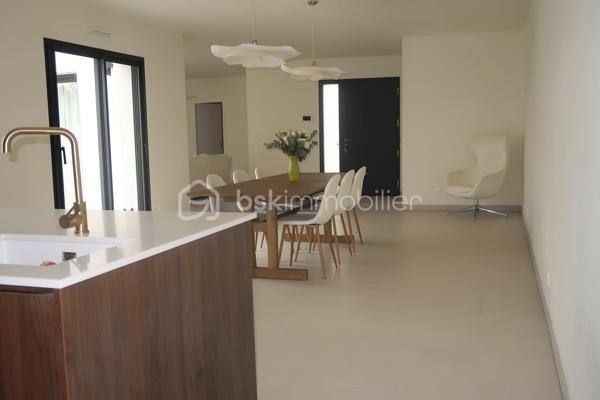 À Niort, dans le secteur de Sainte-Pezenne, découvrez cette maison contemporaine de plain-pied construite en 2025, offrant environ 140 m² habitables, un garage de plus de 26 m² et une parcelle de 344 m².

Dès l’entrée, les volumes impressionnent avec une superbe pièce de vie de près de 68 m², réunissant salon, salle à manger et cuisine ouverte. Un espace généreux, lumineux et pensé pour une vie quotidienne conviviale.

La partie nuit comprend 3 chambres, dont une véritable suite parentale de plus de 21 m² avec chambre, dressing et salle d’eau privative. Deux autres chambres, une seconde salle d’eau ainsi qu’un WC complètent cet espace.

La maison dispose également d’une entrée indépendante, d’un second WC, ainsi que d’un grand cellier d’environ 12 m², directement accessible depuis la cuisine et le garage.

Côté confort, tout a été pensé pour répondre aux standards actuels : pompe à chaleur, chauffage au sol et DPE classé A, pour un excellent confort thermique et une consommation énergétique maîtrisée.

Les extérieurs sont actuellement en cours de finition et seront livrés prochainement aménagés avec terrasse carrelée, pelouse et clôture végétale en bambous, afin de profiter d’un espace extérieur agréable et intimiste.

Une maison récente, fonctionnelle et économe en énergie, idéale pour ceux qui souhaitent profiter du confort d’une construction neuve sans les délais et contraintes d’un projet de construction.

Les points forts :

Construction 2025
Environ 140 m² habitables
Plain-pied
Pièce de vie d’environ 68 m²
3 chambres
Suite parentale avec dressing et salle d’eau
2 salles d’eau
2 WC
Cellier d’environ 12 m²
Garage de plus de 26 m²
Pompe à chaleur
Chauffage au sol
DPE A
Terrain de 344 m²
Extérieurs prochainement entièrement aménagés

Plus de photos à venir...

Prix : 314 000 €