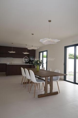 À Niort, dans le secteur de Sainte-Pezenne, découvrez cette maison contemporaine de plain-pied construite en 2025, offrant environ 140 m² habitables, un garage de plus de 26 m² et une parcelle de 344 m².

Dès l’entrée, les volumes impressionnent avec une superbe pièce de vie de près de 68 m², réunissant salon, salle à manger et cuisine ouverte. Un espace généreux, lumineux et pensé pour une vie quotidienne conviviale.

La partie nuit comprend 3 chambres, dont une véritable suite parentale de plus de 21 m² avec chambre, dressing et salle d’eau privative. Deux autres chambres, une seconde salle d’eau ainsi qu’un WC complètent cet espace.

La maison dispose également d’une entrée indépendante, d’un second WC, ainsi que d’un grand cellier d’environ 12 m², directement accessible depuis la cuisine et le garage.

Côté confort, tout a été pensé pour répondre aux standards actuels : pompe à chaleur, chauffage au sol et DPE classé A, pour un excellent confort thermique et une consommation énergétique maîtrisée.

Les extérieurs sont actuellement en cours de finition et seront livrés prochainement aménagés avec terrasse carrelée, pelouse et clôture végétale en bambous, afin de profiter d’un espace extérieur agréable et intimiste.

Une maison récente, fonctionnelle et économe en énergie, idéale pour ceux qui souhaitent profiter du confort d’une construction neuve sans les délais et contraintes d’un projet de construction.

Les points forts :

Construction 2025
Environ 140 m² habitables
Plain-pied
Pièce de vie d’environ 68 m²
3 chambres
Suite parentale avec dressing et salle d’eau
2 salles d’eau
2 WC
Cellier d’environ 12 m²
Garage de plus de 26 m²
Pompe à chaleur
Chauffage au sol
DPE A
Terrain de 344 m²
Extérieurs prochainement entièrement aménagés

Plus de photos à venir...

Prix : 314 000 €