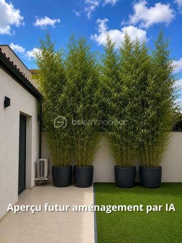 À Niort, dans le secteur de Sainte-Pezenne, découvrez cette maison contemporaine de plain-pied construite en 2025, offrant environ 140 m² habitables, un garage de plus de 26 m² et une parcelle de 344 m².

Dès l’entrée, les volumes impressionnent avec une superbe pièce de vie de près de 68 m², réunissant salon, salle à manger et cuisine ouverte. Un espace généreux, lumineux et pensé pour une vie quotidienne conviviale.

La partie nuit comprend 3 chambres, dont une véritable suite parentale de plus de 21 m² avec chambre, dressing et salle d’eau privative. Deux autres chambres, une seconde salle d’eau ainsi qu’un WC complètent cet espace.

La maison dispose également d’une entrée indépendante, d’un second WC, ainsi que d’un grand cellier d’environ 12 m², directement accessible depuis la cuisine et le garage.

Côté confort, tout a été pensé pour répondre aux standards actuels : pompe à chaleur, chauffage au sol et DPE classé A, pour un excellent confort thermique et une consommation énergétique maîtrisée.

Les extérieurs sont actuellement en cours de finition et seront livrés prochainement aménagés avec terrasse carrelée, pelouse et clôture végétale en bambous, afin de profiter d’un espace extérieur agréable et intimiste.

Une maison récente, fonctionnelle et économe en énergie, idéale pour ceux qui souhaitent profiter du confort d’une construction neuve sans les délais et contraintes d’un projet de construction.

Les points forts :

Construction 2025
Environ 140 m² habitables
Plain-pied
Pièce de vie d’environ 68 m²
3 chambres
Suite parentale avec dressing et salle d’eau
2 salles d’eau
2 WC
Cellier d’environ 12 m²
Garage de plus de 26 m²
Pompe à chaleur
Chauffage au sol
DPE A
Terrain de 344 m²
Extérieurs prochainement entièrement aménagés

Plus de photos à venir...

Prix : 314 000 €
