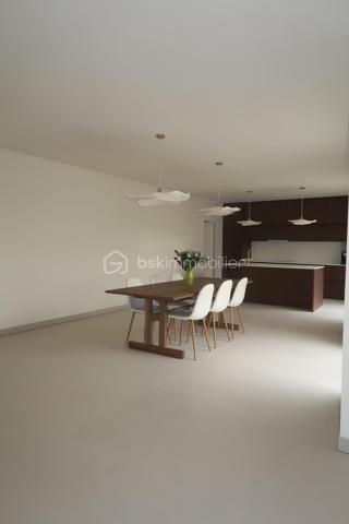À Niort, dans le secteur de Sainte-Pezenne, découvrez cette maison contemporaine de plain-pied construite en 2025, offrant environ 140 m² habitables, un garage de plus de 26 m² et une parcelle de 344 m².

Dès l’entrée, les volumes impressionnent avec une superbe pièce de vie de près de 68 m², réunissant salon, salle à manger et cuisine ouverte. Un espace généreux, lumineux et pensé pour une vie quotidienne conviviale.

La partie nuit comprend 3 chambres, dont une véritable suite parentale de plus de 21 m² avec chambre, dressing et salle d’eau privative. Deux autres chambres, une seconde salle d’eau ainsi qu’un WC complètent cet espace.

La maison dispose également d’une entrée indépendante, d’un second WC, ainsi que d’un grand cellier d’environ 12 m², directement accessible depuis la cuisine et le garage.

Côté confort, tout a été pensé pour répondre aux standards actuels : pompe à chaleur, chauffage au sol et DPE classé A, pour un excellent confort thermique et une consommation énergétique maîtrisée.

Les extérieurs sont actuellement en cours de finition et seront livrés prochainement aménagés avec terrasse carrelée, pelouse et clôture végétale en bambous, afin de profiter d’un espace extérieur agréable et intimiste.

Une maison récente, fonctionnelle et économe en énergie, idéale pour ceux qui souhaitent profiter du confort d’une construction neuve sans les délais et contraintes d’un projet de construction.

Les points forts :

Construction 2025
Environ 140 m² habitables
Plain-pied
Pièce de vie d’environ 68 m²
3 chambres
Suite parentale avec dressing et salle d’eau
2 salles d’eau
2 WC
Cellier d’environ 12 m²
Garage de plus de 26 m²
Pompe à chaleur
Chauffage au sol
DPE A
Terrain de 344 m²
Extérieurs prochainement entièrement aménagés

Plus de photos à venir...

Prix : 314 000 €