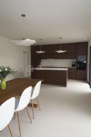 À Niort, dans le secteur de Sainte-Pezenne, découvrez cette maison contemporaine de plain-pied construite en 2025, offrant environ 140 m² habitables, un garage de plus de 26 m² et une parcelle de 344 m².

Dès l’entrée, les volumes impressionnent avec une superbe pièce de vie de près de 68 m², réunissant salon, salle à manger et cuisine ouverte. Un espace généreux, lumineux et pensé pour une vie quotidienne conviviale.

La partie nuit comprend 3 chambres, dont une véritable suite parentale de plus de 21 m² avec chambre, dressing et salle d’eau privative. Deux autres chambres, une seconde salle d’eau ainsi qu’un WC complètent cet espace.

La maison dispose également d’une entrée indépendante, d’un second WC, ainsi que d’un grand cellier d’environ 12 m², directement accessible depuis la cuisine et le garage.

Côté confort, tout a été pensé pour répondre aux standards actuels : pompe à chaleur, chauffage au sol et DPE classé A, pour un excellent confort thermique et une consommation énergétique maîtrisée.

Les extérieurs sont actuellement en cours de finition et seront livrés prochainement aménagés avec terrasse carrelée, pelouse et clôture végétale en bambous, afin de profiter d’un espace extérieur agréable et intimiste.

Une maison récente, fonctionnelle et économe en énergie, idéale pour ceux qui souhaitent profiter du confort d’une construction neuve sans les délais et contraintes d’un projet de construction.

Les points forts :

Construction 2025
Environ 140 m² habitables
Plain-pied
Pièce de vie d’environ 68 m²
3 chambres
Suite parentale avec dressing et salle d’eau
2 salles d’eau
2 WC
Cellier d’environ 12 m²
Garage de plus de 26 m²
Pompe à chaleur
Chauffage au sol
DPE A
Terrain de 344 m²
Extérieurs prochainement entièrement aménagés

Plus de photos à venir...

Prix : 314 000 €