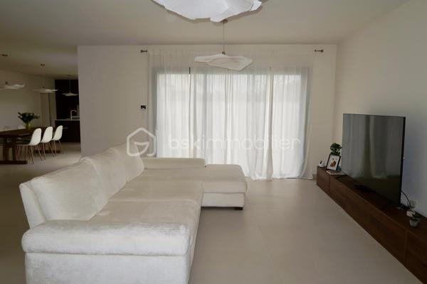 À Niort, dans le secteur de Sainte-Pezenne, découvrez cette maison contemporaine de plain-pied construite en 2025, offrant environ 140 m² habitables, un garage de plus de 26 m² et une parcelle de 344 m².

Dès l’entrée, les volumes impressionnent avec une superbe pièce de vie de près de 68 m², réunissant salon, salle à manger et cuisine ouverte. Un espace généreux, lumineux et pensé pour une vie quotidienne conviviale.

La partie nuit comprend 3 chambres, dont une véritable suite parentale de plus de 21 m² avec chambre, dressing et salle d’eau privative. Deux autres chambres, une seconde salle d’eau ainsi qu’un WC complètent cet espace.

La maison dispose également d’une entrée indépendante, d’un second WC, ainsi que d’un grand cellier d’environ 12 m², directement accessible depuis la cuisine et le garage.

Côté confort, tout a été pensé pour répondre aux standards actuels : pompe à chaleur, chauffage au sol et DPE classé A, pour un excellent confort thermique et une consommation énergétique maîtrisée.

Les extérieurs sont actuellement en cours de finition et seront livrés prochainement aménagés avec terrasse carrelée, pelouse et clôture végétale en bambous, afin de profiter d’un espace extérieur agréable et intimiste.

Une maison récente, fonctionnelle et économe en énergie, idéale pour ceux qui souhaitent profiter du confort d’une construction neuve sans les délais et contraintes d’un projet de construction.

Les points forts :

Construction 2025
Environ 140 m² habitables
Plain-pied
Pièce de vie d’environ 68 m²
3 chambres
Suite parentale avec dressing et salle d’eau
2 salles d’eau
2 WC
Cellier d’environ 12 m²
Garage de plus de 26 m²
Pompe à chaleur
Chauffage au sol
DPE A
Terrain de 344 m²
Extérieurs prochainement entièrement aménagés

Plus de photos à venir...

Prix : 314 000 €
