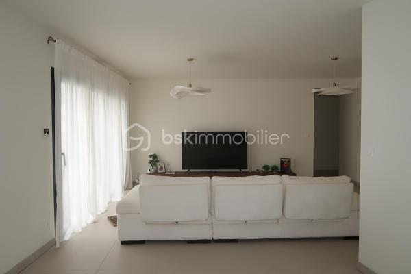 À Niort, dans le secteur de Sainte-Pezenne, découvrez cette maison contemporaine de plain-pied construite en 2025, offrant environ 140 m² habitables, un garage de plus de 26 m² et une parcelle de 344 m².

Dès l’entrée, les volumes impressionnent avec une superbe pièce de vie de près de 68 m², réunissant salon, salle à manger et cuisine ouverte. Un espace généreux, lumineux et pensé pour une vie quotidienne conviviale.

La partie nuit comprend 3 chambres, dont une véritable suite parentale de plus de 21 m² avec chambre, dressing et salle d’eau privative. Deux autres chambres, une seconde salle d’eau ainsi qu’un WC complètent cet espace.

La maison dispose également d’une entrée indépendante, d’un second WC, ainsi que d’un grand cellier d’environ 12 m², directement accessible depuis la cuisine et le garage.

Côté confort, tout a été pensé pour répondre aux standards actuels : pompe à chaleur, chauffage au sol et DPE classé A, pour un excellent confort thermique et une consommation énergétique maîtrisée.

Les extérieurs sont actuellement en cours de finition et seront livrés prochainement aménagés avec terrasse carrelée, pelouse et clôture végétale en bambous, afin de profiter d’un espace extérieur agréable et intimiste.

Une maison récente, fonctionnelle et économe en énergie, idéale pour ceux qui souhaitent profiter du confort d’une construction neuve sans les délais et contraintes d’un projet de construction.

Les points forts :

Construction 2025
Environ 140 m² habitables
Plain-pied
Pièce de vie d’environ 68 m²
3 chambres
Suite parentale avec dressing et salle d’eau
2 salles d’eau
2 WC
Cellier d’environ 12 m²
Garage de plus de 26 m²
Pompe à chaleur
Chauffage au sol
DPE A
Terrain de 344 m²
Extérieurs prochainement entièrement aménagés

Plus de photos à venir...

Prix : 314 000 €