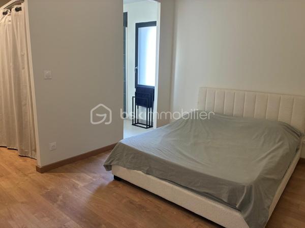À Niort, dans le secteur de Sainte-Pezenne, découvrez cette maison contemporaine de plain-pied construite en 2025, offrant environ 140 m² habitables, un garage de plus de 26 m² et une parcelle de 344 m².

Dès l’entrée, les volumes impressionnent avec une superbe pièce de vie de près de 68 m², réunissant salon, salle à manger et cuisine ouverte. Un espace généreux, lumineux et pensé pour une vie quotidienne conviviale.

La partie nuit comprend 3 chambres, dont une véritable suite parentale de plus de 21 m² avec chambre, dressing et salle d’eau privative. Deux autres chambres, une seconde salle d’eau ainsi qu’un WC complètent cet espace.

La maison dispose également d’une entrée indépendante, d’un second WC, ainsi que d’un grand cellier d’environ 12 m², directement accessible depuis la cuisine et le garage.

Côté confort, tout a été pensé pour répondre aux standards actuels : pompe à chaleur, chauffage au sol et DPE classé A, pour un excellent confort thermique et une consommation énergétique maîtrisée.

Les extérieurs sont actuellement en cours de finition et seront livrés prochainement aménagés avec terrasse carrelée, pelouse et clôture végétale en bambous, afin de profiter d’un espace extérieur agréable et intimiste.

Une maison récente, fonctionnelle et économe en énergie, idéale pour ceux qui souhaitent profiter du confort d’une construction neuve sans les délais et contraintes d’un projet de construction.

Les points forts :

Construction 2025
Environ 140 m² habitables
Plain-pied
Pièce de vie d’environ 68 m²
3 chambres
Suite parentale avec dressing et salle d’eau
2 salles d’eau
2 WC
Cellier d’environ 12 m²
Garage de plus de 26 m²
Pompe à chaleur
Chauffage au sol
DPE A
Terrain de 344 m²
Extérieurs prochainement entièrement aménagés

Plus de photos à venir...

Prix : 314 000 €