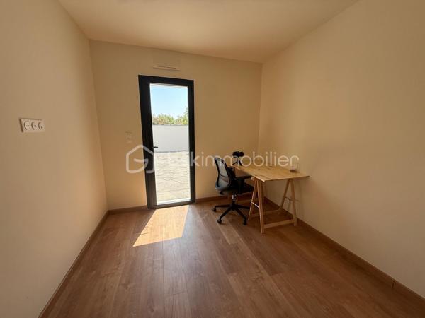 À Niort, dans le secteur de Sainte-Pezenne, découvrez cette maison contemporaine de plain-pied construite en 2025, offrant environ 140 m² habitables, un garage de plus de 26 m² et une parcelle de 344 m².

Dès l’entrée, les volumes impressionnent avec une superbe pièce de vie de près de 68 m², réunissant salon, salle à manger et cuisine ouverte. Un espace généreux, lumineux et pensé pour une vie quotidienne conviviale.

La partie nuit comprend 3 chambres, dont une véritable suite parentale de plus de 21 m² avec chambre, dressing et salle d’eau privative. Deux autres chambres, une seconde salle d’eau ainsi qu’un WC complètent cet espace.

La maison dispose également d’une entrée indépendante, d’un second WC, ainsi que d’un grand cellier d’environ 12 m², directement accessible depuis la cuisine et le garage.

Côté confort, tout a été pensé pour répondre aux standards actuels : pompe à chaleur, chauffage au sol et DPE classé A, pour un excellent confort thermique et une consommation énergétique maîtrisée.

Les extérieurs sont actuellement en cours de finition et seront livrés prochainement aménagés avec terrasse carrelée, pelouse et clôture végétale en bambous, afin de profiter d’un espace extérieur agréable et intimiste.

Une maison récente, fonctionnelle et économe en énergie, idéale pour ceux qui souhaitent profiter du confort d’une construction neuve sans les délais et contraintes d’un projet de construction.

Les points forts :

Construction 2025
Environ 140 m² habitables
Plain-pied
Pièce de vie d’environ 68 m²
3 chambres
Suite parentale avec dressing et salle d’eau
2 salles d’eau
2 WC
Cellier d’environ 12 m²
Garage de plus de 26 m²
Pompe à chaleur
Chauffage au sol
DPE A
Terrain de 344 m²
Extérieurs prochainement entièrement aménagés

Plus de photos à venir...

Prix : 314 000 €