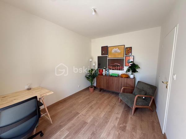 À Niort, dans le secteur de Sainte-Pezenne, découvrez cette maison contemporaine de plain-pied construite en 2025, offrant environ 140 m² habitables, un garage de plus de 26 m² et une parcelle de 344 m².

Dès l’entrée, les volumes impressionnent avec une superbe pièce de vie de près de 68 m², réunissant salon, salle à manger et cuisine ouverte. Un espace généreux, lumineux et pensé pour une vie quotidienne conviviale.

La partie nuit comprend 3 chambres, dont une véritable suite parentale de plus de 21 m² avec chambre, dressing et salle d’eau privative. Deux autres chambres, une seconde salle d’eau ainsi qu’un WC complètent cet espace.

La maison dispose également d’une entrée indépendante, d’un second WC, ainsi que d’un grand cellier d’environ 12 m², directement accessible depuis la cuisine et le garage.

Côté confort, tout a été pensé pour répondre aux standards actuels : pompe à chaleur, chauffage au sol et DPE classé A, pour un excellent confort thermique et une consommation énergétique maîtrisée.

Les extérieurs sont actuellement en cours de finition et seront livrés prochainement aménagés avec terrasse carrelée, pelouse et clôture végétale en bambous, afin de profiter d’un espace extérieur agréable et intimiste.

Une maison récente, fonctionnelle et économe en énergie, idéale pour ceux qui souhaitent profiter du confort d’une construction neuve sans les délais et contraintes d’un projet de construction.

Les points forts :

Construction 2025
Environ 140 m² habitables
Plain-pied
Pièce de vie d’environ 68 m²
3 chambres
Suite parentale avec dressing et salle d’eau
2 salles d’eau
2 WC
Cellier d’environ 12 m²
Garage de plus de 26 m²
Pompe à chaleur
Chauffage au sol
DPE A
Terrain de 344 m²
Extérieurs prochainement entièrement aménagés

Plus de photos à venir...

Prix : 314 000 €