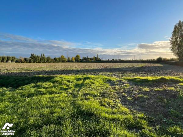 Terrain à bâtir à vendre à AIRE-SUR-LA-LYS dans le Pas-de-Calais (62).

Dans le hameau de HOU...