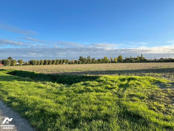 Terrain à bâtir à vendre à AIRE-SUR-LA-LYS dans le Pas-de-Calais (62).

Dans le hameau de HOU...