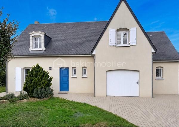 Située dans un environnement résidentiel calme, découvrez cette agréable maison familiale offrant le parfait compromis entre vie de bourg et accessibilité métropole.
Proposant 143 m² habitables sur deux niveaux, elle se compose d'une entrée, d’une spacieuse pièce de vie lumineuse de 30 m² avec cuisine ouverte aménagée/équipée et d'un cellier.
Idéal pour chacun : une première chambre confortable se situe au rez-de-chaussée avec une salle d'eau et WC. L’étage distribue 4 autres chambres généreuses (jusqu'à 17m²), une grande salle de bain et un second WC.
Confort thermique et factures maîtrisées grâce à un système performant combinant aérothermie (pompe à chaleur air/eau installée en 2020) et appoint insert à bois. Maison saine bâtie sur vide-sanitaire isolé.
Côté jardin, une parcelle close et arborée de 835 m² avec terrasse couverte prolonge l'espace de vie. Un grand garage attenant de 35 m² (avec coin atelier et nombreux rangements) complète l'ensemble.
Prenez rendez-vous pour visiter cette maison familiale et découvrir tout son potentiel.