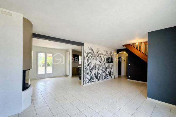 Située dans un environnement résidentiel calme, découvrez cette agréable maison familiale offrant le parfait compromis entre vie de bourg et accessibilité métropole.
Proposant 143 m² habitables sur deux niveaux, elle se compose d'une entrée, d’une spacieuse pièce de vie lumineuse de 30 m² avec cuisine ouverte aménagée/équipée et d'un cellier.
Idéal pour chacun : une première chambre confortable se situe au rez-de-chaussée avec une salle d'eau et WC. L’étage distribue 4 autres chambres généreuses (jusqu'à 17m²), une grande salle de bain et un second WC.
Confort thermique et factures maîtrisées grâce à un système performant combinant aérothermie (pompe à chaleur air/eau installée en 2020) et appoint insert à bois. Maison saine bâtie sur vide-sanitaire isolé.
Côté jardin, une parcelle close et arborée de 835 m² avec terrasse couverte prolonge l'espace de vie. Un grand garage attenant de 35 m² (avec coin atelier et nombreux rangements) complète l'ensemble.
Prenez rendez-vous pour visiter cette maison familiale et découvrir tout son potentiel.