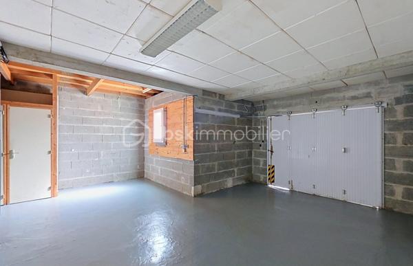 Située dans un environnement résidentiel calme, découvrez cette agréable maison familiale offrant le parfait compromis entre vie de bourg et accessibilité métropole.
Proposant 143 m² habitables sur deux niveaux, elle se compose d'une entrée, d’une spacieuse pièce de vie lumineuse de 30 m² avec cuisine ouverte aménagée/équipée et d'un cellier.
Idéal pour chacun : une première chambre confortable se situe au rez-de-chaussée avec une salle d'eau et WC. L’étage distribue 4 autres chambres généreuses (jusqu'à 17m²), une grande salle de bain et un second WC.
Confort thermique et factures maîtrisées grâce à un système performant combinant aérothermie (pompe à chaleur air/eau installée en 2020) et appoint insert à bois. Maison saine bâtie sur vide-sanitaire isolé.
Côté jardin, une parcelle close et arborée de 835 m² avec terrasse couverte prolonge l'espace de vie. Un grand garage attenant de 35 m² (avec coin atelier et nombreux rangements) complète l'ensemble.
Prenez rendez-vous pour visiter cette maison familiale et découvrir tout son potentiel.