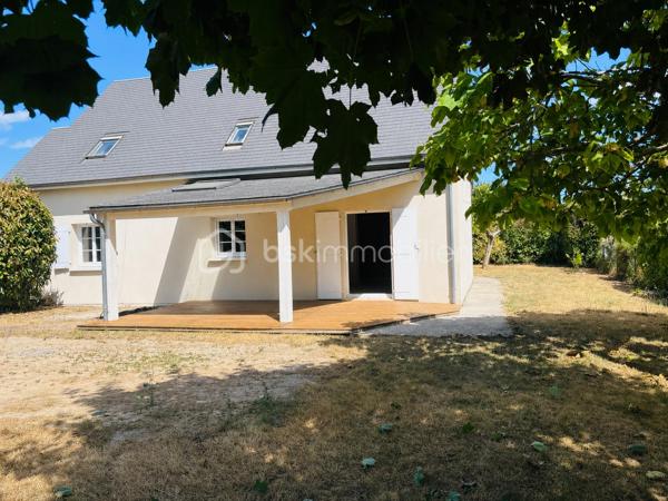 Située dans un environnement résidentiel calme, découvrez cette agréable maison familiale offrant le parfait compromis entre vie de bourg et accessibilité métropole.
Proposant 143 m² habitables sur deux niveaux, elle se compose d'une entrée, d’une spacieuse pièce de vie lumineuse de 30 m² avec cuisine ouverte aménagée/équipée et d'un cellier.
Idéal pour chacun : une première chambre confortable se situe au rez-de-chaussée avec une salle d'eau et WC. L’étage distribue 4 autres chambres généreuses (jusqu'à 17m²), une grande salle de bain et un second WC.
Confort thermique et factures maîtrisées grâce à un système performant combinant aérothermie (pompe à chaleur air/eau installée en 2020) et appoint insert à bois. Maison saine bâtie sur vide-sanitaire isolé.
Côté jardin, une parcelle close et arborée de 835 m² avec terrasse couverte prolonge l'espace de vie. Un grand garage attenant de 35 m² (avec coin atelier et nombreux rangements) complète l'ensemble.
Prenez rendez-vous pour visiter cette maison familiale et découvrir tout son potentiel.