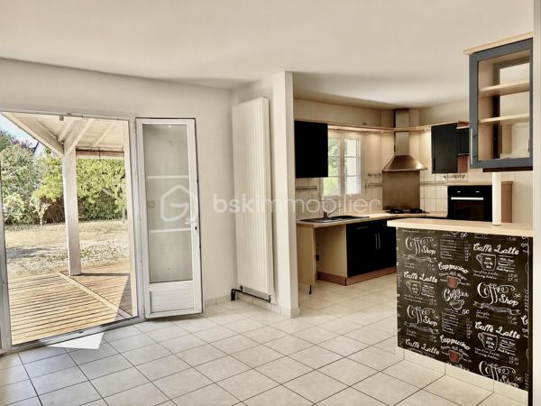 Située dans un environnement résidentiel calme, découvrez cette agréable maison familiale offrant le parfait compromis entre vie de bourg et accessibilité métropole.
Proposant 143 m² habitables sur deux niveaux, elle se compose d'une entrée, d’une spacieuse pièce de vie lumineuse de 30 m² avec cuisine ouverte aménagée/équipée et d'un cellier.
Idéal pour chacun : une première chambre confortable se situe au rez-de-chaussée avec une salle d'eau et WC. L’étage distribue 4 autres chambres généreuses (jusqu'à 17m²), une grande salle de bain et un second WC.
Confort thermique et factures maîtrisées grâce à un système performant combinant aérothermie (pompe à chaleur air/eau installée en 2020) et appoint insert à bois. Maison saine bâtie sur vide-sanitaire isolé.
Côté jardin, une parcelle close et arborée de 835 m² avec terrasse couverte prolonge l'espace de vie. Un grand garage attenant de 35 m² (avec coin atelier et nombreux rangements) complète l'ensemble.
Prenez rendez-vous pour visiter cette maison familiale et découvrir tout son potentiel.