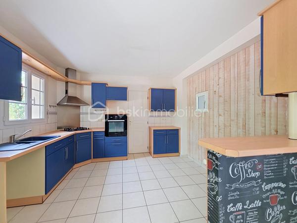 Située dans un environnement résidentiel calme, découvrez cette agréable maison familiale offrant le parfait compromis entre vie de bourg et accessibilité métropole.
Proposant 143 m² habitables sur deux niveaux, elle se compose d'une entrée, d’une spacieuse pièce de vie lumineuse de 30 m² avec cuisine ouverte aménagée/équipée et d'un cellier.
Idéal pour chacun : une première chambre confortable se situe au rez-de-chaussée avec une salle d'eau et WC. L’étage distribue 4 autres chambres généreuses (jusqu'à 17m²), une grande salle de bain et un second WC.
Confort thermique et factures maîtrisées grâce à un système performant combinant aérothermie (pompe à chaleur air/eau installée en 2020) et appoint insert à bois. Maison saine bâtie sur vide-sanitaire isolé.
Côté jardin, une parcelle close et arborée de 835 m² avec terrasse couverte prolonge l'espace de vie. Un grand garage attenant de 35 m² (avec coin atelier et nombreux rangements) complète l'ensemble.
Prenez rendez-vous pour visiter cette maison familiale et découvrir tout son potentiel.