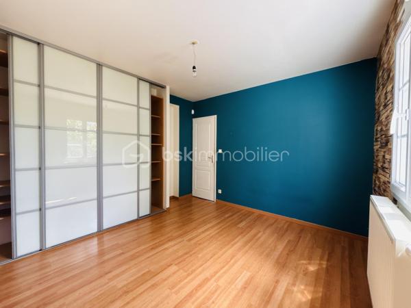 Située dans un environnement résidentiel calme, découvrez cette agréable maison familiale offrant le parfait compromis entre vie de bourg et accessibilité métropole.
Proposant 143 m² habitables sur deux niveaux, elle se compose d'une entrée, d’une spacieuse pièce de vie lumineuse de 30 m² avec cuisine ouverte aménagée/équipée et d'un cellier.
Idéal pour chacun : une première chambre confortable se situe au rez-de-chaussée avec une salle d'eau et WC. L’étage distribue 4 autres chambres généreuses (jusqu'à 17m²), une grande salle de bain et un second WC.
Confort thermique et factures maîtrisées grâce à un système performant combinant aérothermie (pompe à chaleur air/eau installée en 2020) et appoint insert à bois. Maison saine bâtie sur vide-sanitaire isolé.
Côté jardin, une parcelle close et arborée de 835 m² avec terrasse couverte prolonge l'espace de vie. Un grand garage attenant de 35 m² (avec coin atelier et nombreux rangements) complète l'ensemble.
Prenez rendez-vous pour visiter cette maison familiale et découvrir tout son potentiel.