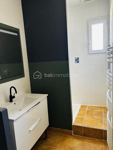 Située dans un environnement résidentiel calme, découvrez cette agréable maison familiale offrant le parfait compromis entre vie de bourg et accessibilité métropole.
Proposant 143 m² habitables sur deux niveaux, elle se compose d'une entrée, d’une spacieuse pièce de vie lumineuse de 30 m² avec cuisine ouverte aménagée/équipée et d'un cellier.
Idéal pour chacun : une première chambre confortable se situe au rez-de-chaussée avec une salle d'eau et WC. L’étage distribue 4 autres chambres généreuses (jusqu'à 17m²), une grande salle de bain et un second WC.
Confort thermique et factures maîtrisées grâce à un système performant combinant aérothermie (pompe à chaleur air/eau installée en 2020) et appoint insert à bois. Maison saine bâtie sur vide-sanitaire isolé.
Côté jardin, une parcelle close et arborée de 835 m² avec terrasse couverte prolonge l'espace de vie. Un grand garage attenant de 35 m² (avec coin atelier et nombreux rangements) complète l'ensemble.
Prenez rendez-vous pour visiter cette maison familiale et découvrir tout son potentiel.
