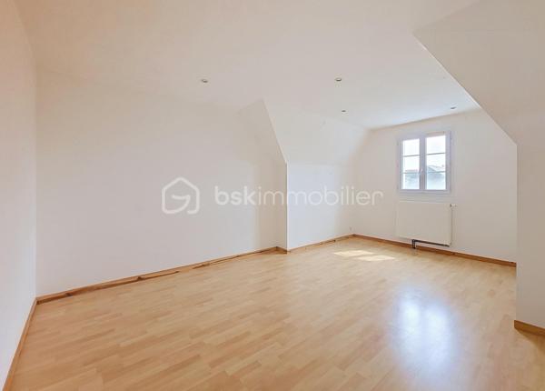 Située dans un environnement résidentiel calme, découvrez cette agréable maison familiale offrant le parfait compromis entre vie de bourg et accessibilité métropole.
Proposant 143 m² habitables sur deux niveaux, elle se compose d'une entrée, d’une spacieuse pièce de vie lumineuse de 30 m² avec cuisine ouverte aménagée/équipée et d'un cellier.
Idéal pour chacun : une première chambre confortable se situe au rez-de-chaussée avec une salle d'eau et WC. L’étage distribue 4 autres chambres généreuses (jusqu'à 17m²), une grande salle de bain et un second WC.
Confort thermique et factures maîtrisées grâce à un système performant combinant aérothermie (pompe à chaleur air/eau installée en 2020) et appoint insert à bois. Maison saine bâtie sur vide-sanitaire isolé.
Côté jardin, une parcelle close et arborée de 835 m² avec terrasse couverte prolonge l'espace de vie. Un grand garage attenant de 35 m² (avec coin atelier et nombreux rangements) complète l'ensemble.
Prenez rendez-vous pour visiter cette maison familiale et découvrir tout son potentiel.