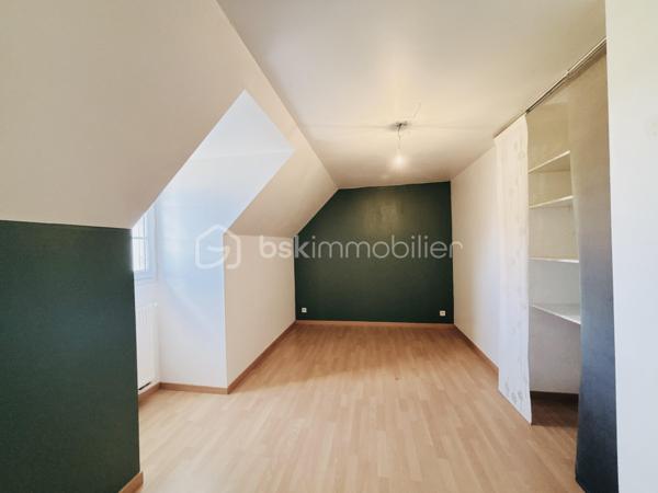 Située dans un environnement résidentiel calme, découvrez cette agréable maison familiale offrant le parfait compromis entre vie de bourg et accessibilité métropole.
Proposant 143 m² habitables sur deux niveaux, elle se compose d'une entrée, d’une spacieuse pièce de vie lumineuse de 30 m² avec cuisine ouverte aménagée/équipée et d'un cellier.
Idéal pour chacun : une première chambre confortable se situe au rez-de-chaussée avec une salle d'eau et WC. L’étage distribue 4 autres chambres généreuses (jusqu'à 17m²), une grande salle de bain et un second WC.
Confort thermique et factures maîtrisées grâce à un système performant combinant aérothermie (pompe à chaleur air/eau installée en 2020) et appoint insert à bois. Maison saine bâtie sur vide-sanitaire isolé.
Côté jardin, une parcelle close et arborée de 835 m² avec terrasse couverte prolonge l'espace de vie. Un grand garage attenant de 35 m² (avec coin atelier et nombreux rangements) complète l'ensemble.
Prenez rendez-vous pour visiter cette maison familiale et découvrir tout son potentiel.