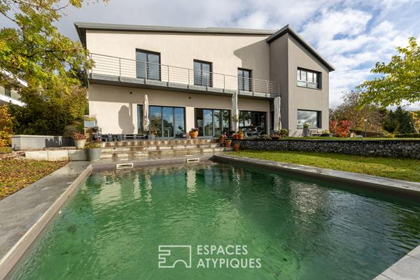 Propriété contemporaine aux lignes épurées et sa piscine