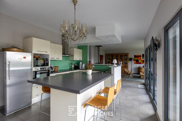 Propriété contemporaine aux lignes épurées et sa piscine