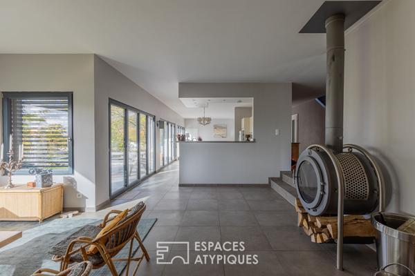 Propriété contemporaine aux lignes épurées et sa piscine