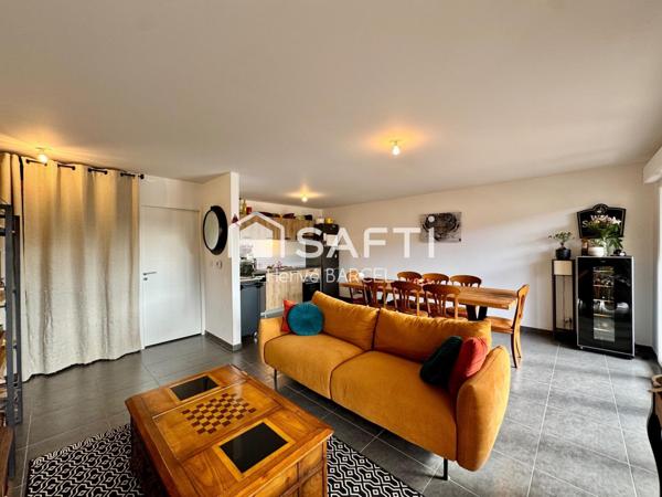 Appartement lumineux avec terrasse grand garage fermé