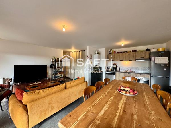 Appartement lumineux avec terrasse grand garage fermé