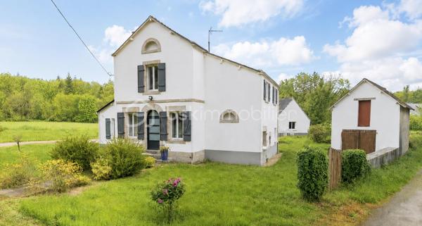 BSK IMMOBILIER – Aude Douillard vous propose cette charmante maison de caractère, 5 pièces, de 106 m² en surface habitable, nichée au cœur d’un environnement verdoyant et sans vis-à-vis.

Rénovée en grande partie, elle allie le cachet de l'ancien au confort moderne, tout en offrant de superbes perspectives d'évolution grâce à ses garages et sa dépendance en pierres.

COUP DE CŒUR Sur la commune de PLUVIGNER, édifiée sur un terrain arboré d’environ 3 000 m², cette propriété offre une vue totalement dégagée sur la campagne et la forêt environnante. 

La maison se compose au rez-de-chaussée d’un lumineux et chaleureux salon séjour, d’une cuisine aménagée et équipée neuve, d’une suite parentale complète (chambre, un espace dressing et une salle d’eau privative), un wc séparé et un cellier.

A l’étage, un bel escalier en bois amène à un palier qui dessert 2 chambres, un bureau et une salle de bains.

Les Plus qui font la différence :
•	Rénovations majeures déjà réalisées : Électricité remise aux normes, menuiseries en double vitrage, cuisine neuve, vmc hygro B neuve, ballon d’eau chaude neuf…. 
•	Potentiel brut : Une dépendance idéale pour créer un atelier, un gîte ou un espace indépendant, ainsi que des garages offrant un grand volume de stockage.
•	Personnalisation : Quelques travaux restent à prévoir pour mettre cette maison de caractère entièrement à votre goût.

Vous recherchez une maison de caractère, à finir de rénover pour la mettre à votre goût, avec des garages pour vous permettre de bénéficier d’espace de stockage et une dépendance pour bénéficier d’espace complémentaire. Cette propriété est faite pour vous, vous serez donc conquis.

Une opportunité rare sur le marché !

A VISITER SANS TARDER !

Pour visiter et vous accompagner dans votre projet contactez Aude Douillard !

Je réalise pour vous, gratuitement et sous 48h votre avis de valeur dans le cadre d’une succession ou de votre projet de vente ! Au plaisir de vous aider et vous accompagner personnellement dans votre projet immobilier !