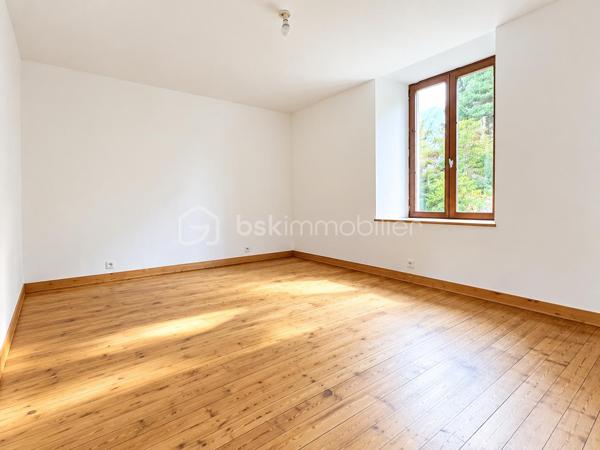 BSK IMMOBILIER – Aude Douillard vous propose cette charmante maison de caractère, 5 pièces, de 106 m² en surface habitable, nichée au cœur d’un environnement verdoyant et sans vis-à-vis.

Rénovée en grande partie, elle allie le cachet de l'ancien au confort moderne, tout en offrant de superbes perspectives d'évolution grâce à ses garages et sa dépendance en pierres.

COUP DE CŒUR Sur la commune de PLUVIGNER, édifiée sur un terrain arboré d’environ 3 000 m², cette propriété offre une vue totalement dégagée sur la campagne et la forêt environnante. 

La maison se compose au rez-de-chaussée d’un lumineux et chaleureux salon séjour, d’une cuisine aménagée et équipée neuve, d’une suite parentale complète (chambre, un espace dressing et une salle d’eau privative), un wc séparé et un cellier.

A l’étage, un bel escalier en bois amène à un palier qui dessert 2 chambres, un bureau et une salle de bains.

Les Plus qui font la différence :
•	Rénovations majeures déjà réalisées : Électricité remise aux normes, menuiseries en double vitrage, cuisine neuve, vmc hygro B neuve, ballon d’eau chaude neuf…. 
•	Potentiel brut : Une dépendance idéale pour créer un atelier, un gîte ou un espace indépendant, ainsi que des garages offrant un grand volume de stockage.
•	Personnalisation : Quelques travaux restent à prévoir pour mettre cette maison de caractère entièrement à votre goût.

Vous recherchez une maison de caractère, à finir de rénover pour la mettre à votre goût, avec des garages pour vous permettre de bénéficier d’espace de stockage et une dépendance pour bénéficier d’espace complémentaire. Cette propriété est faite pour vous, vous serez donc conquis.

Une opportunité rare sur le marché !

A VISITER SANS TARDER !

Pour visiter et vous accompagner dans votre projet contactez Aude Douillard !

Je réalise pour vous, gratuitement et sous 48h votre avis de valeur dans le cadre d’une succession ou de votre projet de vente ! Au plaisir de vous aider et vous accompagner personnellement dans votre projet immobilier !