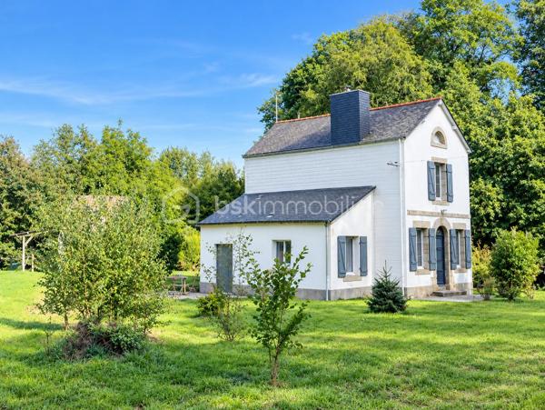 BSK IMMOBILIER – Aude Douillard vous propose cette charmante maison de caractère, 5 pièces, de 106 m² en surface habitable, nichée au cœur d’un environnement verdoyant et sans vis-à-vis.

Rénovée en grande partie, elle allie le cachet de l'ancien au confort moderne, tout en offrant de superbes perspectives d'évolution grâce à ses garages et sa dépendance en pierres.

COUP DE CŒUR Sur la commune de PLUVIGNER, édifiée sur un terrain arboré d’environ 3 000 m², cette propriété offre une vue totalement dégagée sur la campagne et la forêt environnante. 

La maison se compose au rez-de-chaussée d’un lumineux et chaleureux salon séjour, d’une cuisine aménagée et équipée neuve, d’une suite parentale complète (chambre, un espace dressing et une salle d’eau privative), un wc séparé et un cellier.

A l’étage, un bel escalier en bois amène à un palier qui dessert 2 chambres, un bureau et une salle de bains.

Les Plus qui font la différence :
•	Rénovations majeures déjà réalisées : Électricité remise aux normes, menuiseries en double vitrage, cuisine neuve, vmc hygro B neuve, ballon d’eau chaude neuf…. 
•	Potentiel brut : Une dépendance idéale pour créer un atelier, un gîte ou un espace indépendant, ainsi que des garages offrant un grand volume de stockage.
•	Personnalisation : Quelques travaux restent à prévoir pour mettre cette maison de caractère entièrement à votre goût.

Vous recherchez une maison de caractère, à finir de rénover pour la mettre à votre goût, avec des garages pour vous permettre de bénéficier d’espace de stockage et une dépendance pour bénéficier d’espace complémentaire. Cette propriété est faite pour vous, vous serez donc conquis.

Une opportunité rare sur le marché !

A VISITER SANS TARDER !

Pour visiter et vous accompagner dans votre projet contactez Aude Douillard !

Je réalise pour vous, gratuitement et sous 48h votre avis de valeur dans le cadre d’une succession ou de votre projet de vente ! Au plaisir de vous aider et vous accompagner personnellement dans votre projet immobilier !