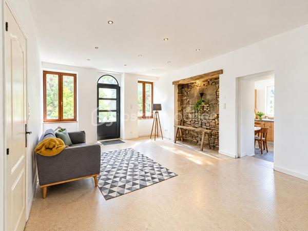 BSK IMMOBILIER – Aude Douillard vous propose cette charmante maison de caractère, 5 pièces, de 106 m² en surface habitable, nichée au cœur d’un environnement verdoyant et sans vis-à-vis.

Rénovée en grande partie, elle allie le cachet de l'ancien au confort moderne, tout en offrant de superbes perspectives d'évolution grâce à ses garages et sa dépendance en pierres.

COUP DE CŒUR Sur la commune de PLUVIGNER, édifiée sur un terrain arboré d’environ 3 000 m², cette propriété offre une vue totalement dégagée sur la campagne et la forêt environnante. 

La maison se compose au rez-de-chaussée d’un lumineux et chaleureux salon séjour, d’une cuisine aménagée et équipée neuve, d’une suite parentale complète (chambre, un espace dressing et une salle d’eau privative), un wc séparé et un cellier.

A l’étage, un bel escalier en bois amène à un palier qui dessert 2 chambres, un bureau et une salle de bains.

Les Plus qui font la différence :
•	Rénovations majeures déjà réalisées : Électricité remise aux normes, menuiseries en double vitrage, cuisine neuve, vmc hygro B neuve, ballon d’eau chaude neuf…. 
•	Potentiel brut : Une dépendance idéale pour créer un atelier, un gîte ou un espace indépendant, ainsi que des garages offrant un grand volume de stockage.
•	Personnalisation : Quelques travaux restent à prévoir pour mettre cette maison de caractère entièrement à votre goût.

Vous recherchez une maison de caractère, à finir de rénover pour la mettre à votre goût, avec des garages pour vous permettre de bénéficier d’espace de stockage et une dépendance pour bénéficier d’espace complémentaire. Cette propriété est faite pour vous, vous serez donc conquis.

Une opportunité rare sur le marché !

A VISITER SANS TARDER !

Pour visiter et vous accompagner dans votre projet contactez Aude Douillard !

Je réalise pour vous, gratuitement et sous 48h votre avis de valeur dans le cadre d’une succession ou de votre projet de vente ! Au plaisir de vous aider et vous accompagner personnellement dans votre projet immobilier !