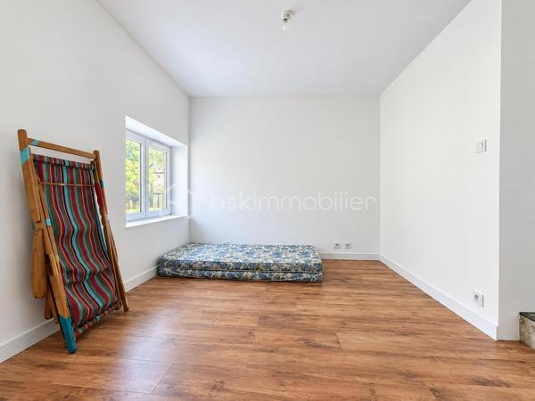 BSK IMMOBILIER – Aude Douillard vous propose cette charmante maison de caractère, 5 pièces, de 106 m² en surface habitable, nichée au cœur d’un environnement verdoyant et sans vis-à-vis.

Rénovée en grande partie, elle allie le cachet de l'ancien au confort moderne, tout en offrant de superbes perspectives d'évolution grâce à ses garages et sa dépendance en pierres.

COUP DE CŒUR Sur la commune de PLUVIGNER, édifiée sur un terrain arboré d’environ 3 000 m², cette propriété offre une vue totalement dégagée sur la campagne et la forêt environnante. 

La maison se compose au rez-de-chaussée d’un lumineux et chaleureux salon séjour, d’une cuisine aménagée et équipée neuve, d’une suite parentale complète (chambre, un espace dressing et une salle d’eau privative), un wc séparé et un cellier.

A l’étage, un bel escalier en bois amène à un palier qui dessert 2 chambres, un bureau et une salle de bains.

Les Plus qui font la différence :
•	Rénovations majeures déjà réalisées : Électricité remise aux normes, menuiseries en double vitrage, cuisine neuve, vmc hygro B neuve, ballon d’eau chaude neuf…. 
•	Potentiel brut : Une dépendance idéale pour créer un atelier, un gîte ou un espace indépendant, ainsi que des garages offrant un grand volume de stockage.
•	Personnalisation : Quelques travaux restent à prévoir pour mettre cette maison de caractère entièrement à votre goût.

Vous recherchez une maison de caractère, à finir de rénover pour la mettre à votre goût, avec des garages pour vous permettre de bénéficier d’espace de stockage et une dépendance pour bénéficier d’espace complémentaire. Cette propriété est faite pour vous, vous serez donc conquis.

Une opportunité rare sur le marché !

A VISITER SANS TARDER !

Pour visiter et vous accompagner dans votre projet contactez Aude Douillard !

Je réalise pour vous, gratuitement et sous 48h votre avis de valeur dans le cadre d’une succession ou de votre projet de vente ! Au plaisir de vous aider et vous accompagner personnellement dans votre projet immobilier !