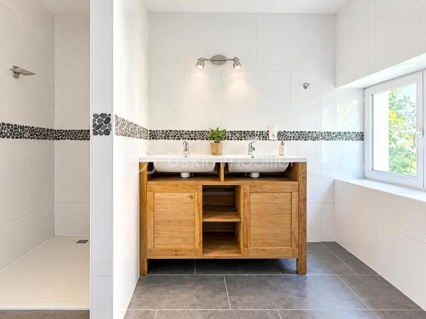 BSK IMMOBILIER – Aude Douillard vous propose cette charmante maison de caractère, 5 pièces, de 106 m² en surface habitable, nichée au cœur d’un environnement verdoyant et sans vis-à-vis.

Rénovée en grande partie, elle allie le cachet de l'ancien au confort moderne, tout en offrant de superbes perspectives d'évolution grâce à ses garages et sa dépendance en pierres.

COUP DE CŒUR Sur la commune de PLUVIGNER, édifiée sur un terrain arboré d’environ 3 000 m², cette propriété offre une vue totalement dégagée sur la campagne et la forêt environnante. 

La maison se compose au rez-de-chaussée d’un lumineux et chaleureux salon séjour, d’une cuisine aménagée et équipée neuve, d’une suite parentale complète (chambre, un espace dressing et une salle d’eau privative), un wc séparé et un cellier.

A l’étage, un bel escalier en bois amène à un palier qui dessert 2 chambres, un bureau et une salle de bains.

Les Plus qui font la différence :
•	Rénovations majeures déjà réalisées : Électricité remise aux normes, menuiseries en double vitrage, cuisine neuve, vmc hygro B neuve, ballon d’eau chaude neuf…. 
•	Potentiel brut : Une dépendance idéale pour créer un atelier, un gîte ou un espace indépendant, ainsi que des garages offrant un grand volume de stockage.
•	Personnalisation : Quelques travaux restent à prévoir pour mettre cette maison de caractère entièrement à votre goût.

Vous recherchez une maison de caractère, à finir de rénover pour la mettre à votre goût, avec des garages pour vous permettre de bénéficier d’espace de stockage et une dépendance pour bénéficier d’espace complémentaire. Cette propriété est faite pour vous, vous serez donc conquis.

Une opportunité rare sur le marché !

A VISITER SANS TARDER !

Pour visiter et vous accompagner dans votre projet contactez Aude Douillard !

Je réalise pour vous, gratuitement et sous 48h votre avis de valeur dans le cadre d’une succession ou de votre projet de vente ! Au plaisir de vous aider et vous accompagner personnellement dans votre projet immobilier !
