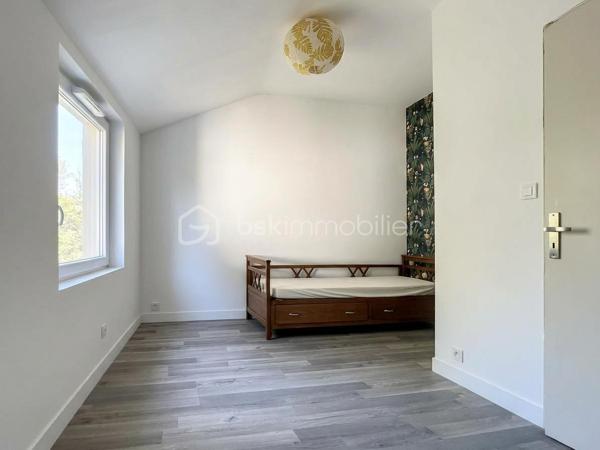 BSK IMMOBILIER – Aude Douillard vous propose cette charmante maison de caractère, 5 pièces, de 106 m² en surface habitable, nichée au cœur d’un environnement verdoyant et sans vis-à-vis.

Rénovée en grande partie, elle allie le cachet de l'ancien au confort moderne, tout en offrant de superbes perspectives d'évolution grâce à ses garages et sa dépendance en pierres.

COUP DE CŒUR Sur la commune de PLUVIGNER, édifiée sur un terrain arboré d’environ 3 000 m², cette propriété offre une vue totalement dégagée sur la campagne et la forêt environnante. 

La maison se compose au rez-de-chaussée d’un lumineux et chaleureux salon séjour, d’une cuisine aménagée et équipée neuve, d’une suite parentale complète (chambre, un espace dressing et une salle d’eau privative), un wc séparé et un cellier.

A l’étage, un bel escalier en bois amène à un palier qui dessert 2 chambres, un bureau et une salle de bains.

Les Plus qui font la différence :
•	Rénovations majeures déjà réalisées : Électricité remise aux normes, menuiseries en double vitrage, cuisine neuve, vmc hygro B neuve, ballon d’eau chaude neuf…. 
•	Potentiel brut : Une dépendance idéale pour créer un atelier, un gîte ou un espace indépendant, ainsi que des garages offrant un grand volume de stockage.
•	Personnalisation : Quelques travaux restent à prévoir pour mettre cette maison de caractère entièrement à votre goût.

Vous recherchez une maison de caractère, à finir de rénover pour la mettre à votre goût, avec des garages pour vous permettre de bénéficier d’espace de stockage et une dépendance pour bénéficier d’espace complémentaire. Cette propriété est faite pour vous, vous serez donc conquis.

Une opportunité rare sur le marché !

A VISITER SANS TARDER !

Pour visiter et vous accompagner dans votre projet contactez Aude Douillard !

Je réalise pour vous, gratuitement et sous 48h votre avis de valeur dans le cadre d’une succession ou de votre projet de vente ! Au plaisir de vous aider et vous accompagner personnellement dans votre projet immobilier !