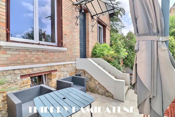 AU COEUR DE LA COLONIE !! TRES BELLE MAISON 1930 ENTIEREMENT RENOVEE DE 99M2 5 PIECES 3 CHAMBRES AVEC 2 TERRASSES S/SOL TOTAL A PROXIMITE DE L ECOLE ST GENEVIEVE ET DE LA GARE DU CENTRE VILLE