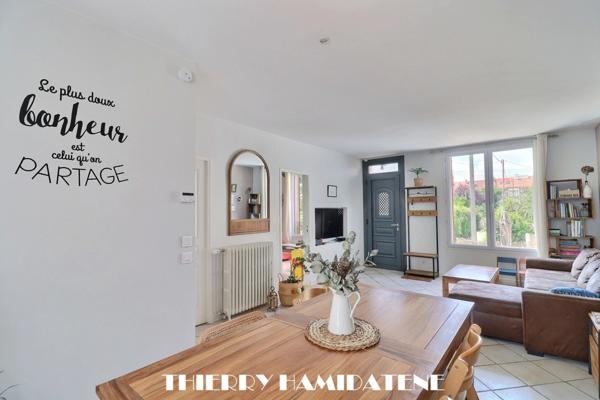 AU COEUR DE LA COLONIE !! TRES BELLE MAISON 1930 ENTIEREMENT RENOVEE DE 99M2 5 PIECES 3 CHAMBRES AVEC 2 TERRASSES S/SOL TOTAL A PROXIMITE DE L ECOLE ST GENEVIEVE ET DE LA GARE DU CENTRE VILLE