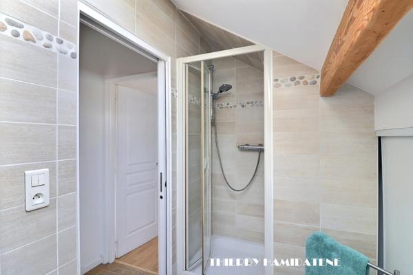 AU COEUR DE LA COLONIE !! TRES BELLE MAISON 1930 ENTIEREMENT RENOVEE DE 99M2 5 PIECES 3 CHAMBRES AVEC 2 TERRASSES S/SOL TOTAL A PROXIMITE DE L ECOLE ST GENEVIEVE ET DE LA GARE DU CENTRE VILLE