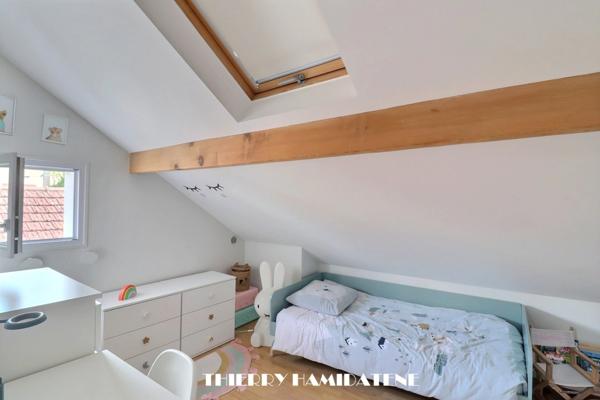 AU COEUR DE LA COLONIE !! TRES BELLE MAISON 1930 ENTIEREMENT RENOVEE DE 99M2 5 PIECES 3 CHAMBRES AVEC 2 TERRASSES S/SOL TOTAL A PROXIMITE DE L ECOLE ST GENEVIEVE ET DE LA GARE DU CENTRE VILLE