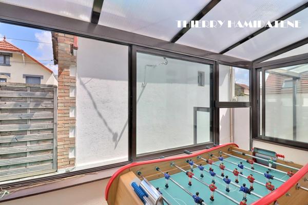 AU COEUR DE LA COLONIE !! TRES BELLE MAISON 1930 ENTIEREMENT RENOVEE DE 99M2 5 PIECES 3 CHAMBRES AVEC 2 TERRASSES S/SOL TOTAL A PROXIMITE DE L ECOLE ST GENEVIEVE ET DE LA GARE DU CENTRE VILLE