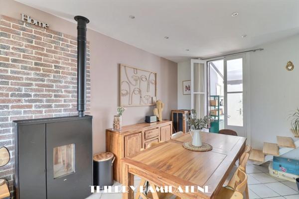 AU COEUR DE LA COLONIE !! TRES BELLE MAISON 1930 ENTIEREMENT RENOVEE DE 99M2 5 PIECES 3 CHAMBRES AVEC 2 TERRASSES S/SOL TOTAL A PROXIMITE DE L ECOLE ST GENEVIEVE ET DE LA GARE DU CENTRE VILLE