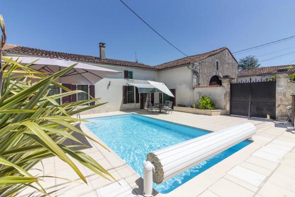 Charmante maison de village de 3 chambres avec piscine près de Jarnac