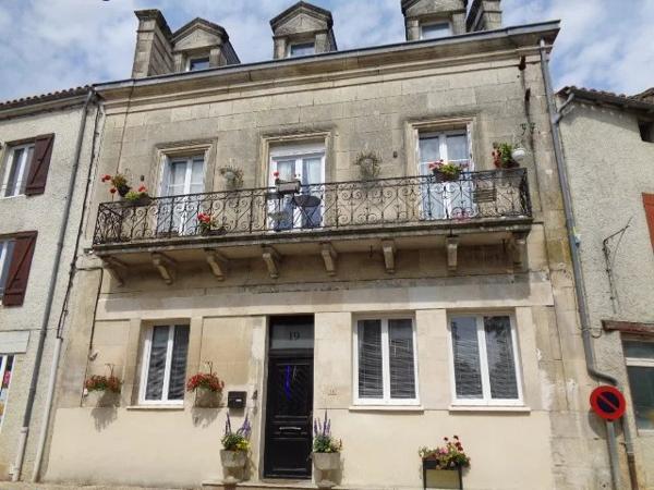 Impressionnant maison de ville de 4 chambres avec cour privée au cœur de Villefagnan
