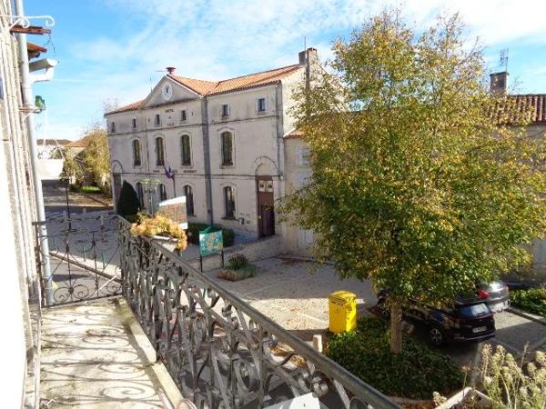 Impressionnant maison de ville de 4 chambres avec cour privée au cœur de Villefagnan